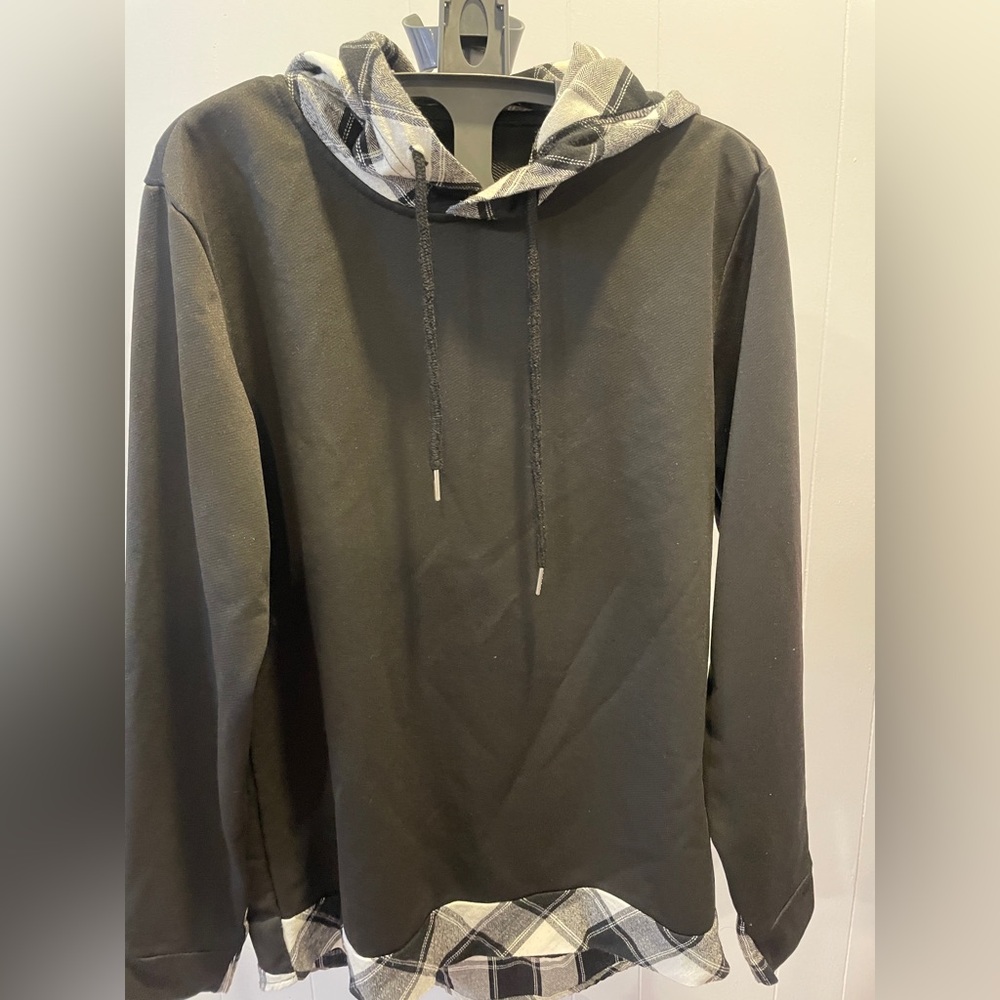 BLACK HOODIE WITH PLAID DETAILS
